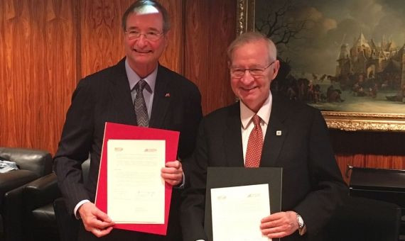 Leitl y Valls muestran los documentos del acuerdo comercial entre Austria y Barcelona / MIKI