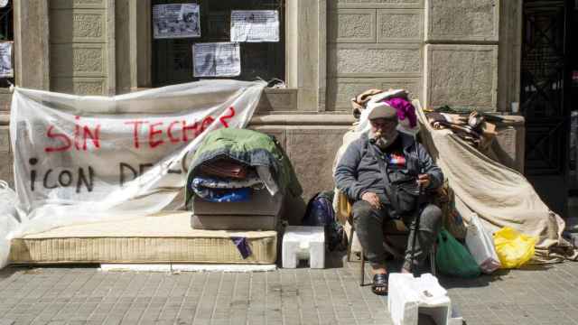 Una persona sintecho en las calles de Barcelona | HUGO FERNÁNDEZ