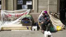 Una persona sintecho en las calles de Barcelona | HUGO FERNÁNDEZ