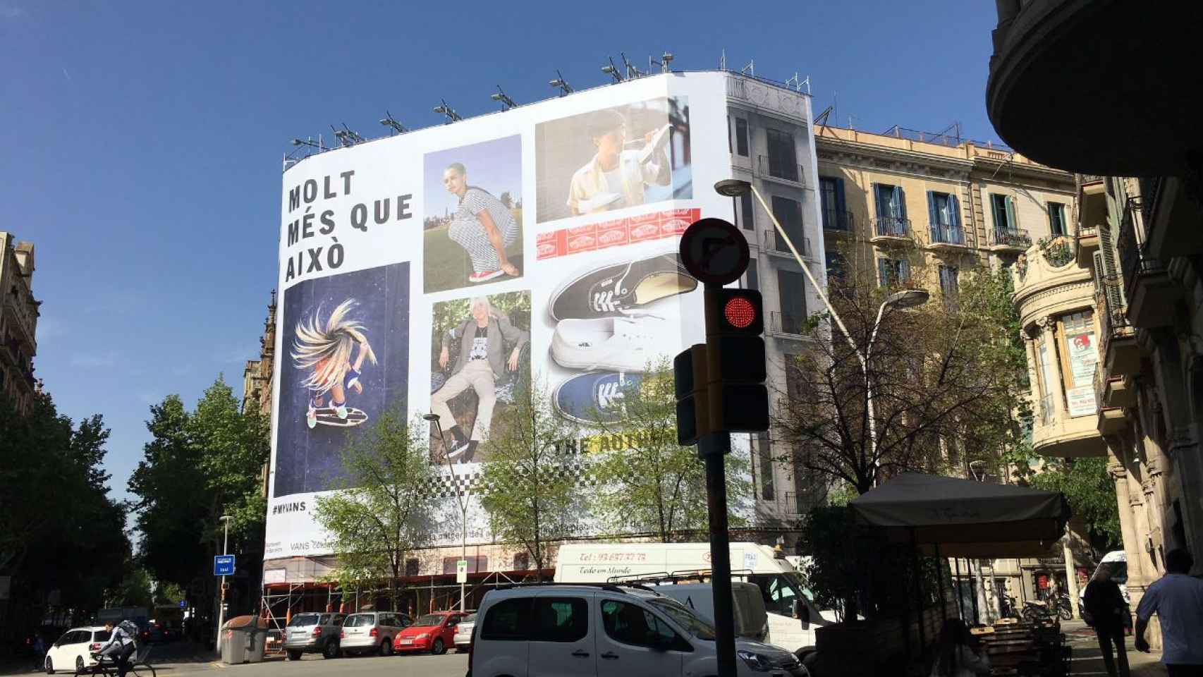 En Barcelona están proliferando las fachadas envueltas con publicidad