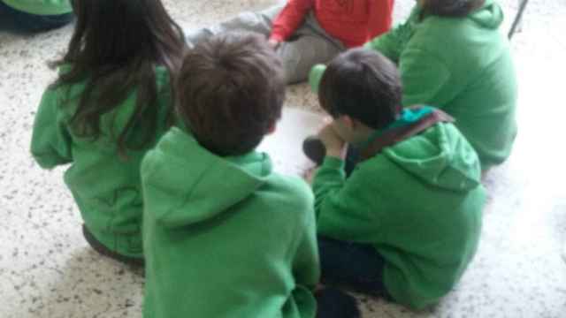 Menores participando en una de las muchas actividades de ocio que organizan los esplais y agrupaciones juveniles barcelonesas / AJUNTAMENT DE BARCELONA