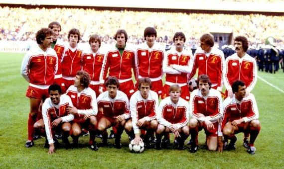 Los jugadores del Liverpool posan antes de la final contra el Real Madrid, en 1981