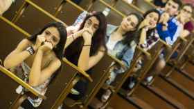 Estudiantes durante la prueba de Selectividad en la universidad | EFE