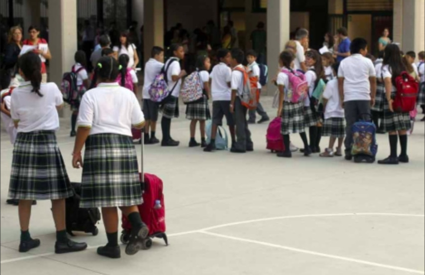 Niños del colegios Màrius Torres de L'Hospitalet con su uniforme escolar / EFE