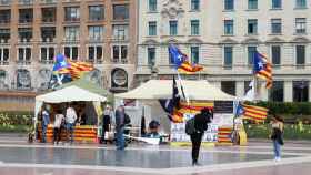 Los independentistas han instalado un punto informativo permanente en la plaza de Catalunya / HUGO FERNÁNDEZ