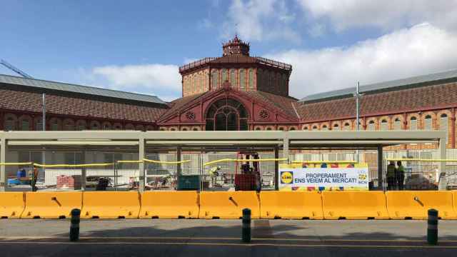 Las estructuras metálicas, en la calle del Comte d'Urgell, delante del mercado de Sant Antoni / JORDI SUBIRANA