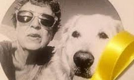 Assumpció Puig con su perro y un lazo amarillo