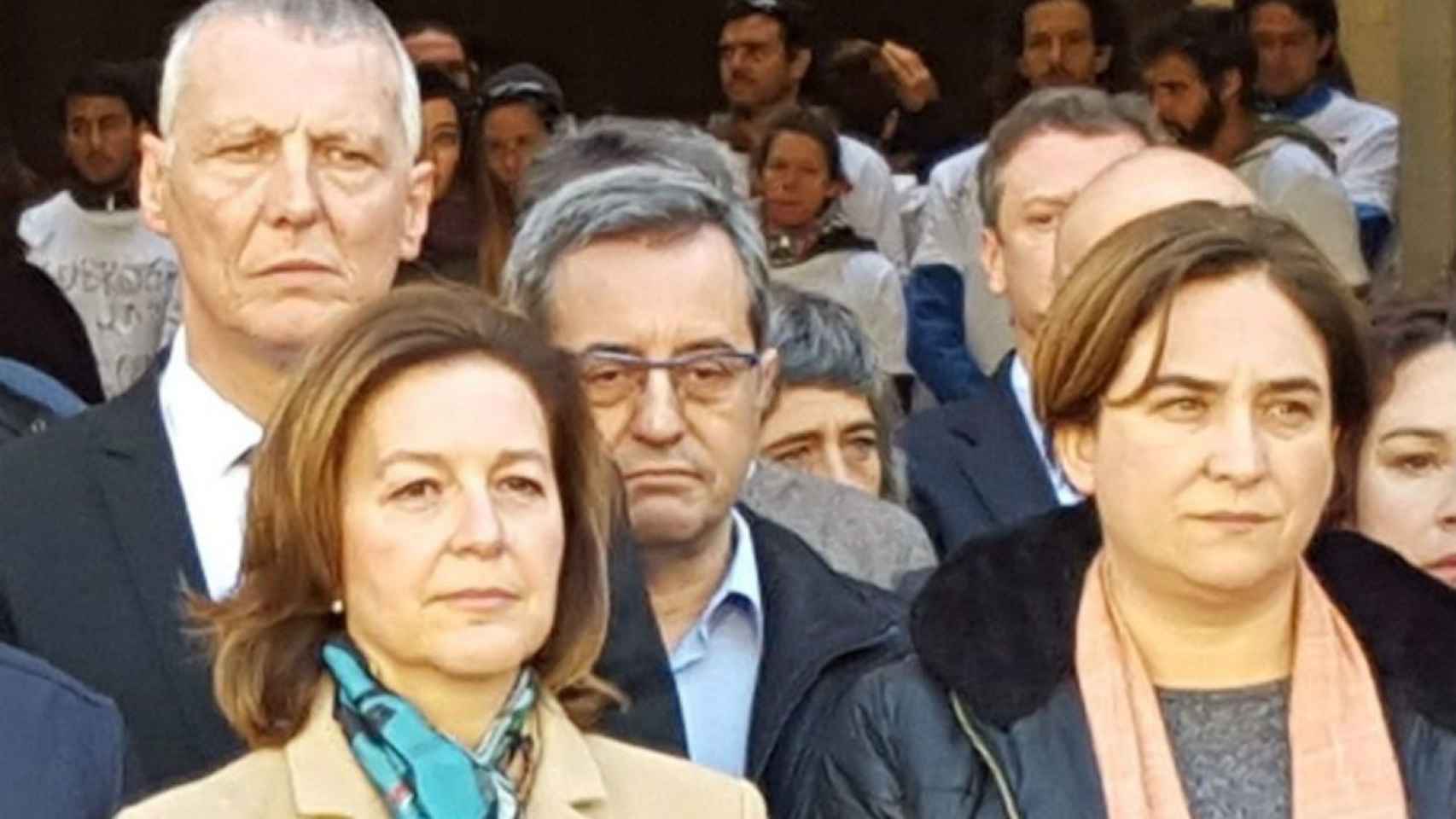 Carina Mejías (derecha) y Ada Colau durante la celebración de un minuto de silencio por las víctimas del terrorismo en la puerta del ayuntamiento de Barcelona / CIUTADANS