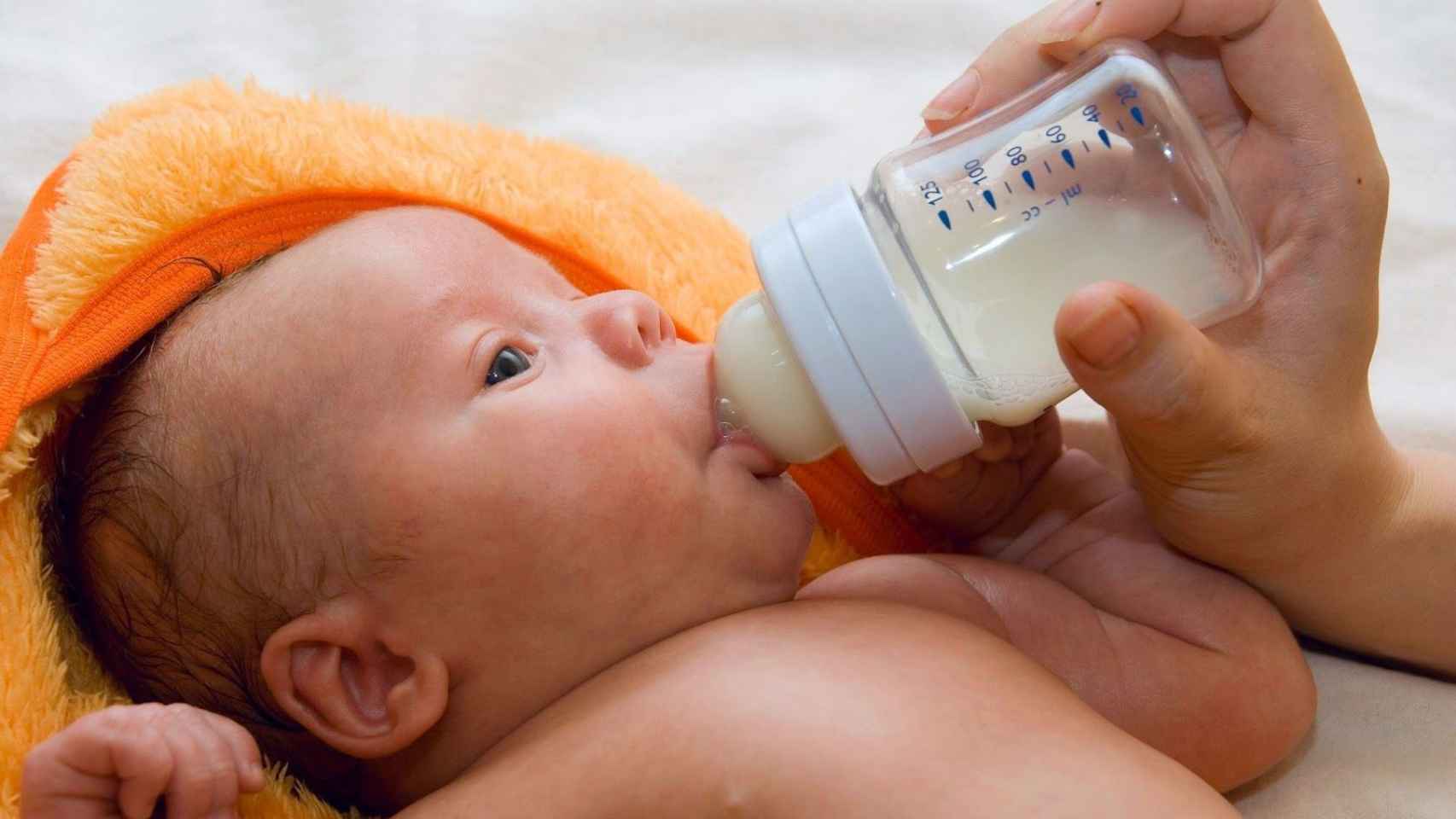 La leche materna reduce hasta la mitad una enfermedad que afecta gravemente al sistema digestivo de los bebés prematuros extremos / Archivo