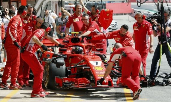 Espectáculo en boxes: el equipo Ferrari, destajo / EFE, Alejandro García