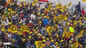 La grada de los fans de Carlos Sanz luciendo el amarillo / @f1