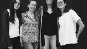 Una escalera de color que es un póquer en blanco  y negro:  Lucía Jiménez, Clara Vilargunter, Julia Roca y 'Malí' González, las cuatro integrantes de Associació Fotògrafes.com