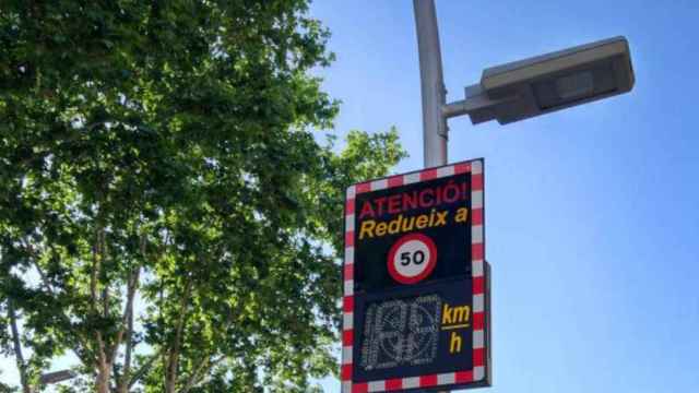 La señal de reduccón de la velocidad que se ha colocado en el cruce en el que los vecinos del Bogatell piden un semáforo / AV BOGATELL