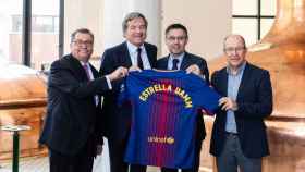Agenjo, Villavecchia, Bartomeu y Arrolyo posan con una camiseta del Barça tras la renovación del patrocinio de la cerveza barcelonesa con el club / FCB