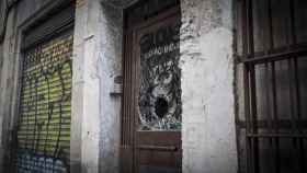 La puerta de una finca de la calle de los Assanadors okupada / HUGO FERNÁNDEZ
