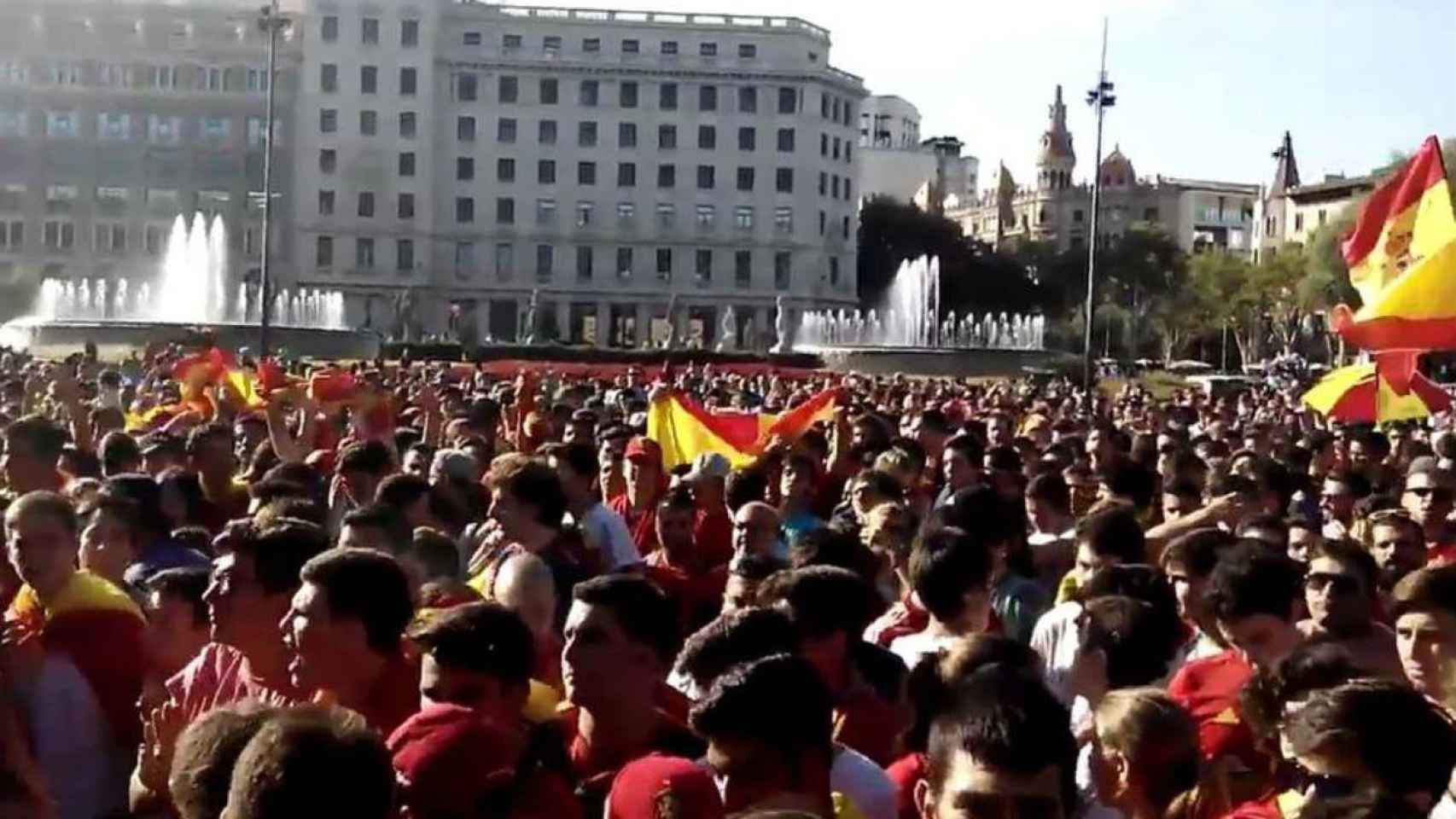 Imagenes de archivo de los aficionados de La Roja que se concentraron en la plaza de Catalunya durante la última Eurocopa para seguir el partido contra Italia en una pantalla