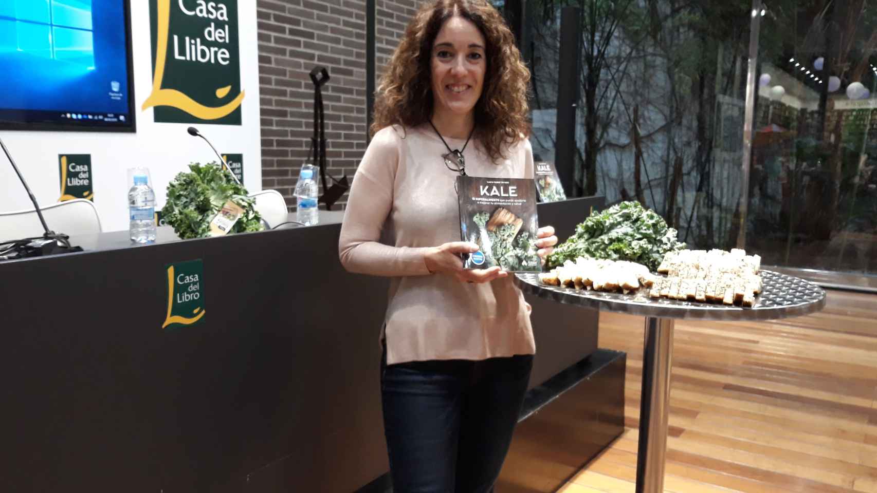 Laura Isabel Arranz posa con su libro sobre el Kale