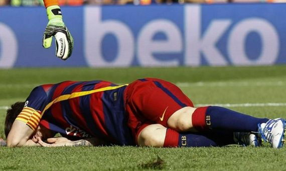 Messi, lesionado en una rodilla; un clásico en el fútbol / EFE