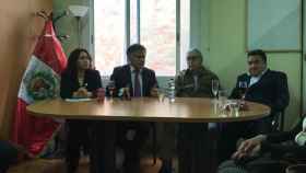 El presidente del Centro peruano de Barcelona Tito Acedo con el ex ministro Juan Valdivia / A.N
