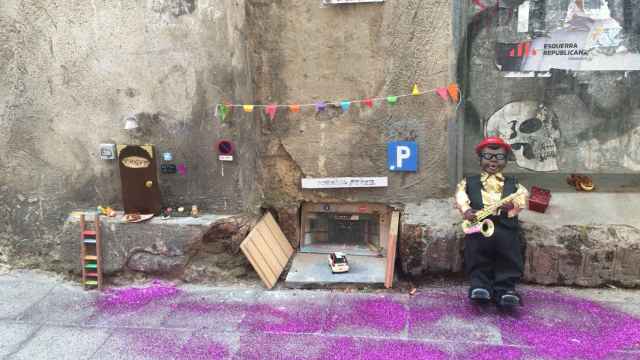 Un saxofonista monta una fiesta frente a la casa del Ratoncito Pérez | BANSKY CATALANA