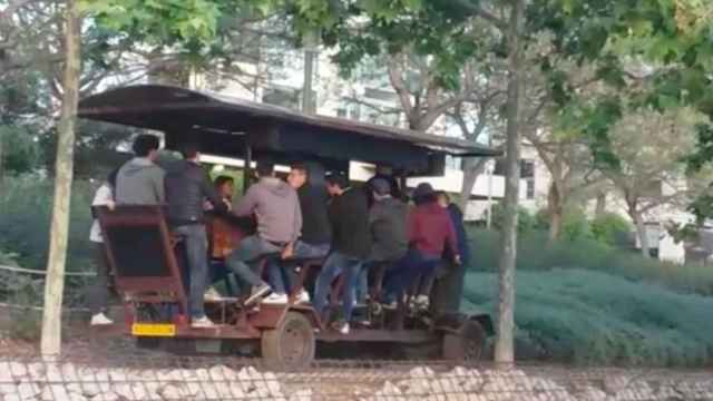 El 'bicibirra' en pleno paseo por el parque Diagonal Mar