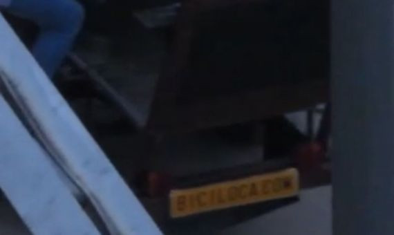 Imagen en la que se ve la matrícula del vehículo que se paseó por el parque de Diagonal Mar