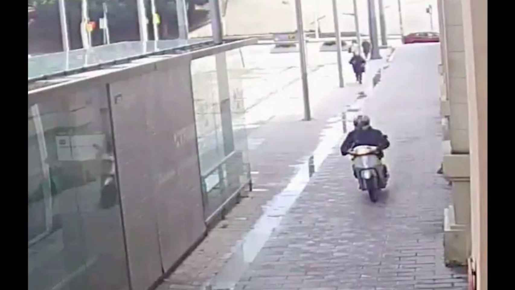 Imagen del vídeo del ladrón tras robarle el bolso a una mujer / Mossos d'Esquadra