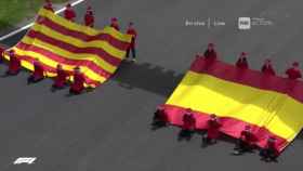 Las banderas española y catalana fueron mostradas por niños durante la ceremonia de inauguración del GP de España de F1, el pasado domingo, en el Circuit de Catalunya / F1