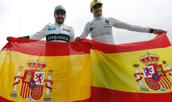 Alonso y Sainz se fotografiaron con banderas españolas tras la carrera / F1