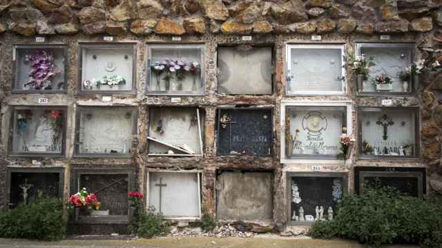 Un bloque del cementerio de Montjuïc en mal estado y sin mantenimiento