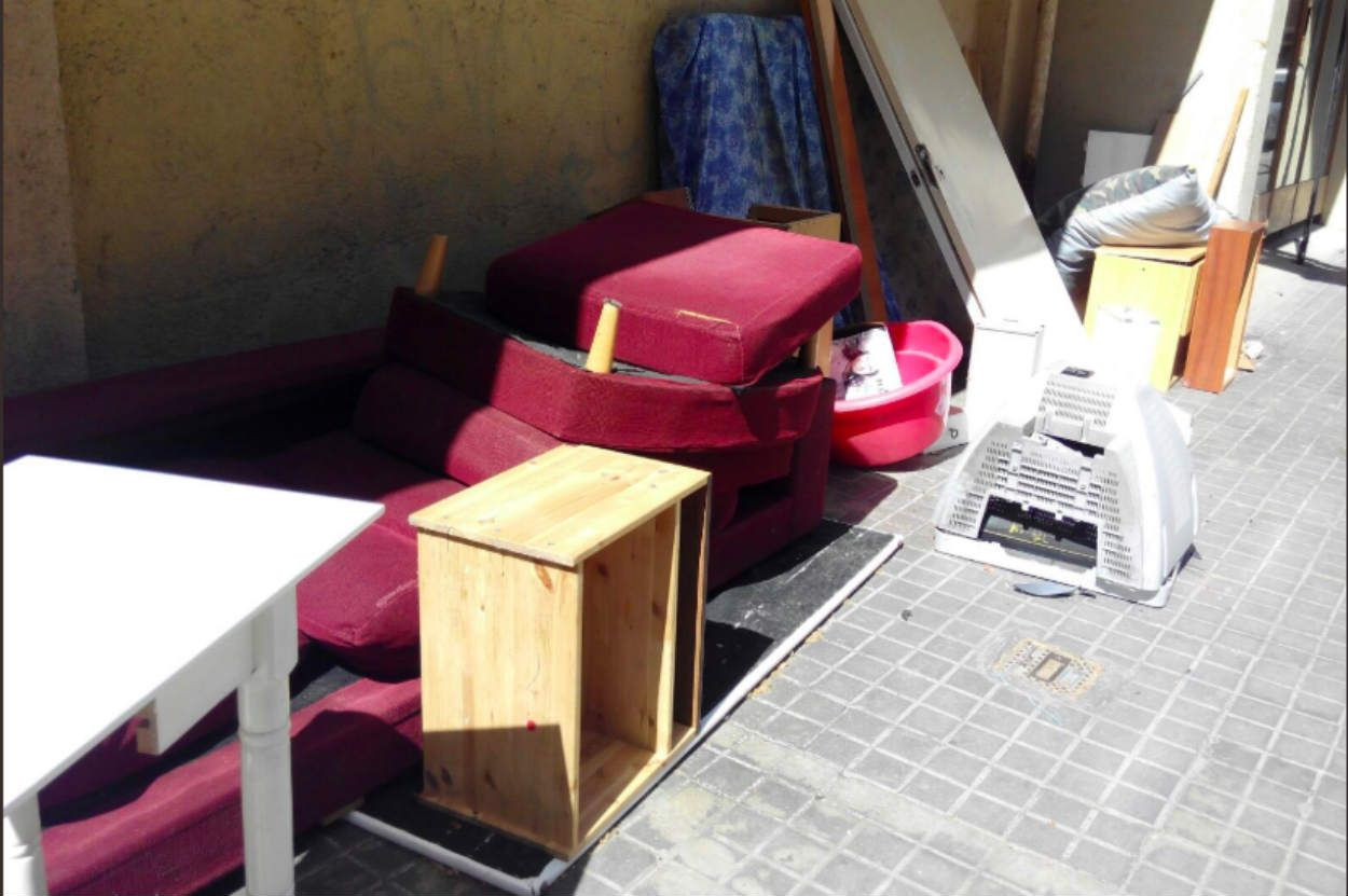 Acumulación de muebles sucios en Barcelona