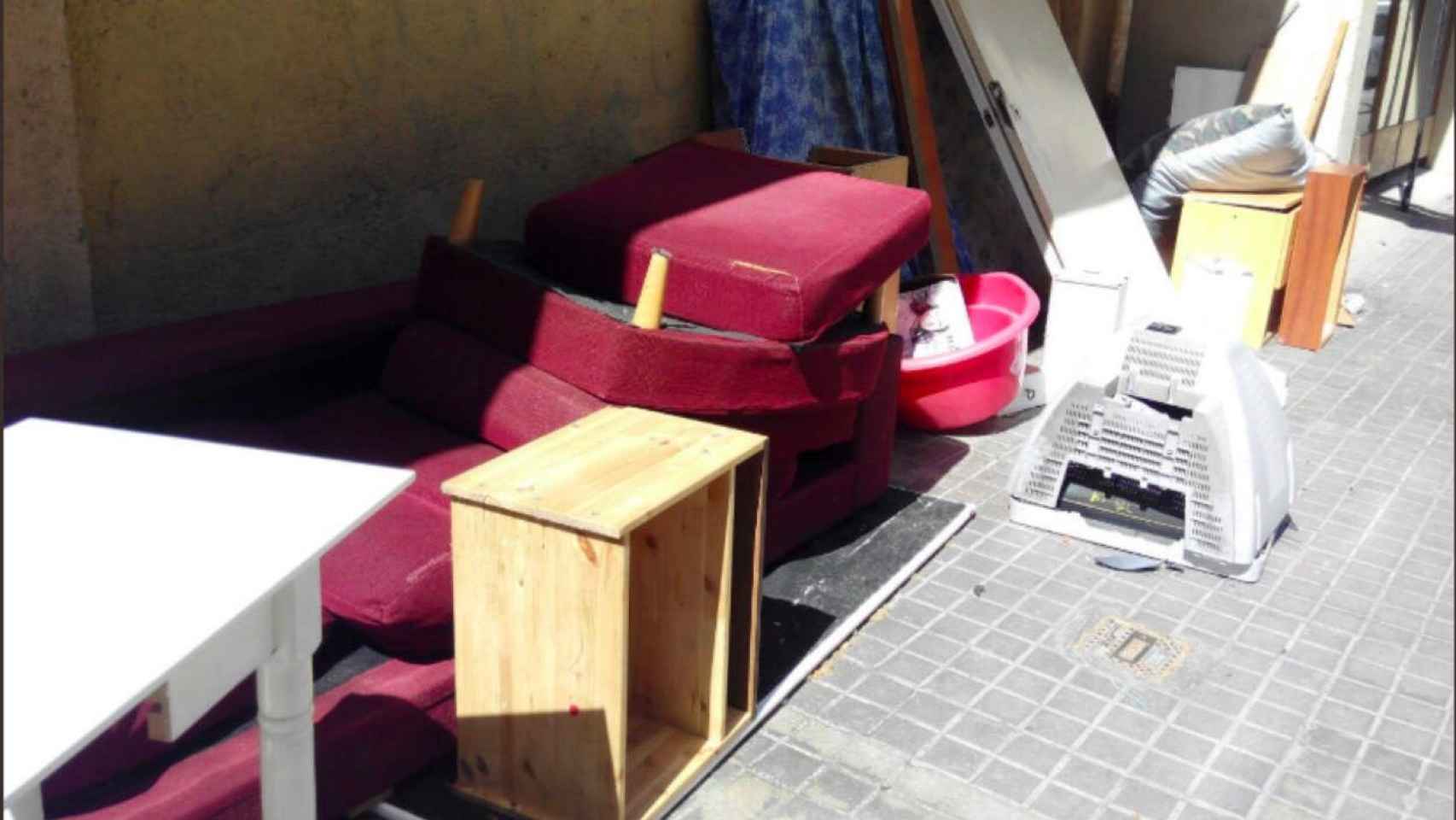 Los vecinos atribuyen a la dejadez de Colau la acumulación de muebles viejos, sofás y trastos en las calles de Sant Martí / M.B-