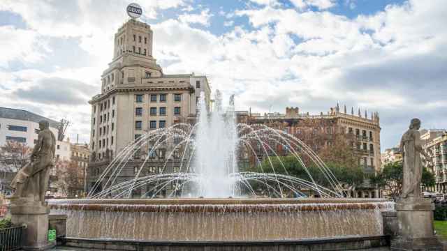 Cielo cubierto por nubes en plaza Catalunya