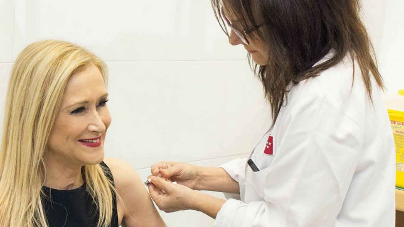 Una mujer vacunándose de la gripe