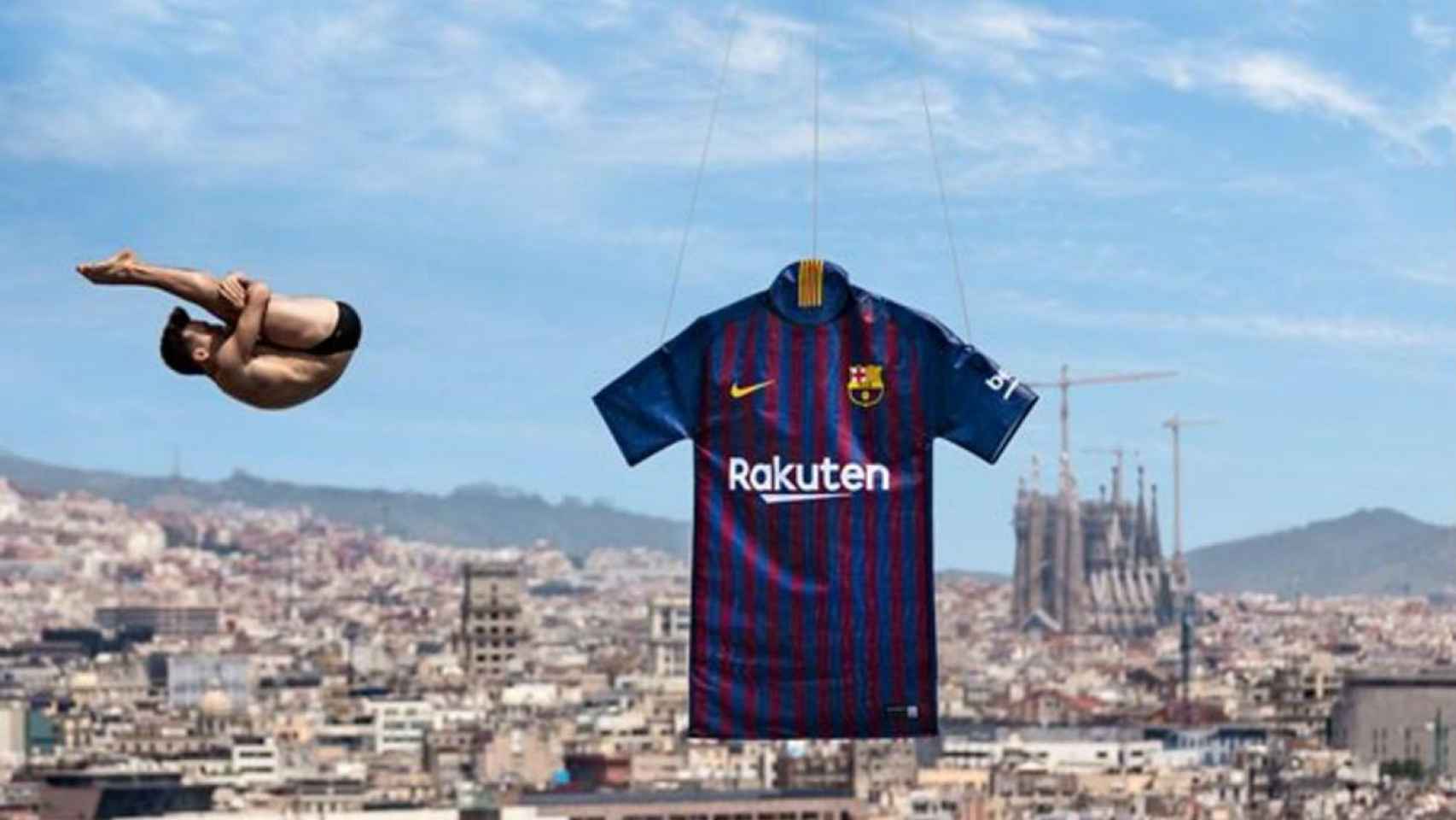 Espectacular imagen del momento en el que la nueva camiseta del Barça vuela sobre la piscina de Montjuïc suspendida de un dron / M.MONTILLA - FC BARCELONA