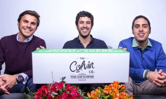 Los tres jóvenes fundadores de The Colvin, con la caja en la que viajan las flores / The Colvin