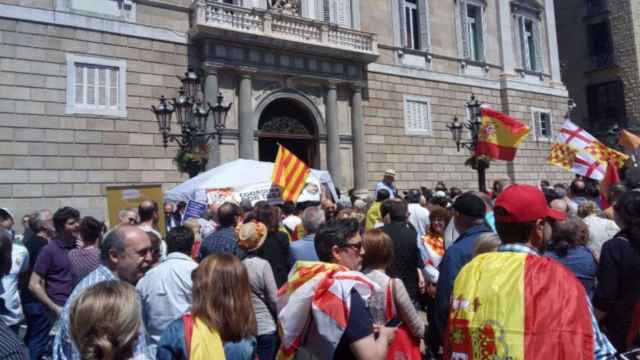 Manifestación de rechazo al President Quim Torra frente al Palau de la Generalitat organizada por diversas entidades de Tabarnia / TABARNIA OFICIAL