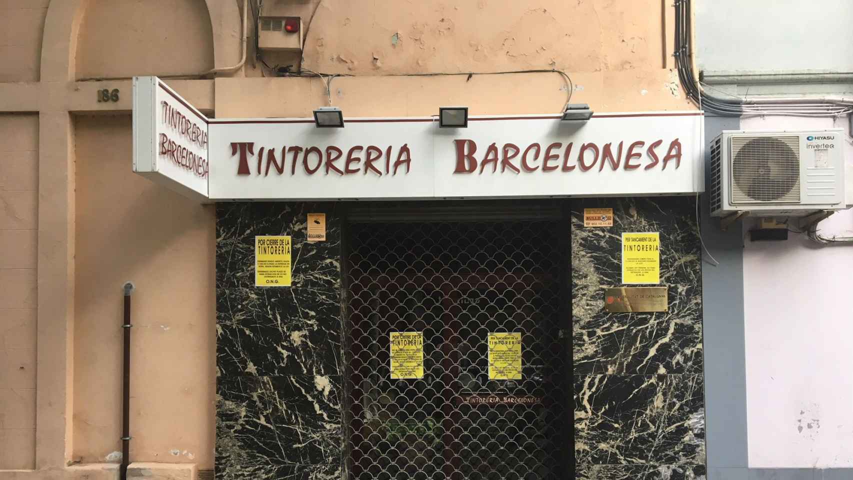 La Tintorería Barcelonesa del Poblenou, cerrada, este domingo / JORDI SUBIRANA