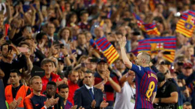 Iniesta, en el momento de saludar a la afición tras ser sustituido por Alcácer / EFE