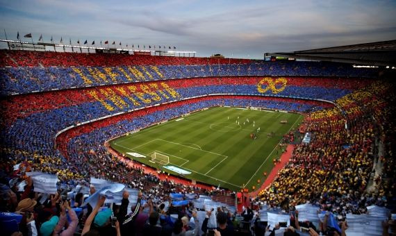 El Camp Nou ha despedido a Iniesta con un mosaico espectacular / EFE