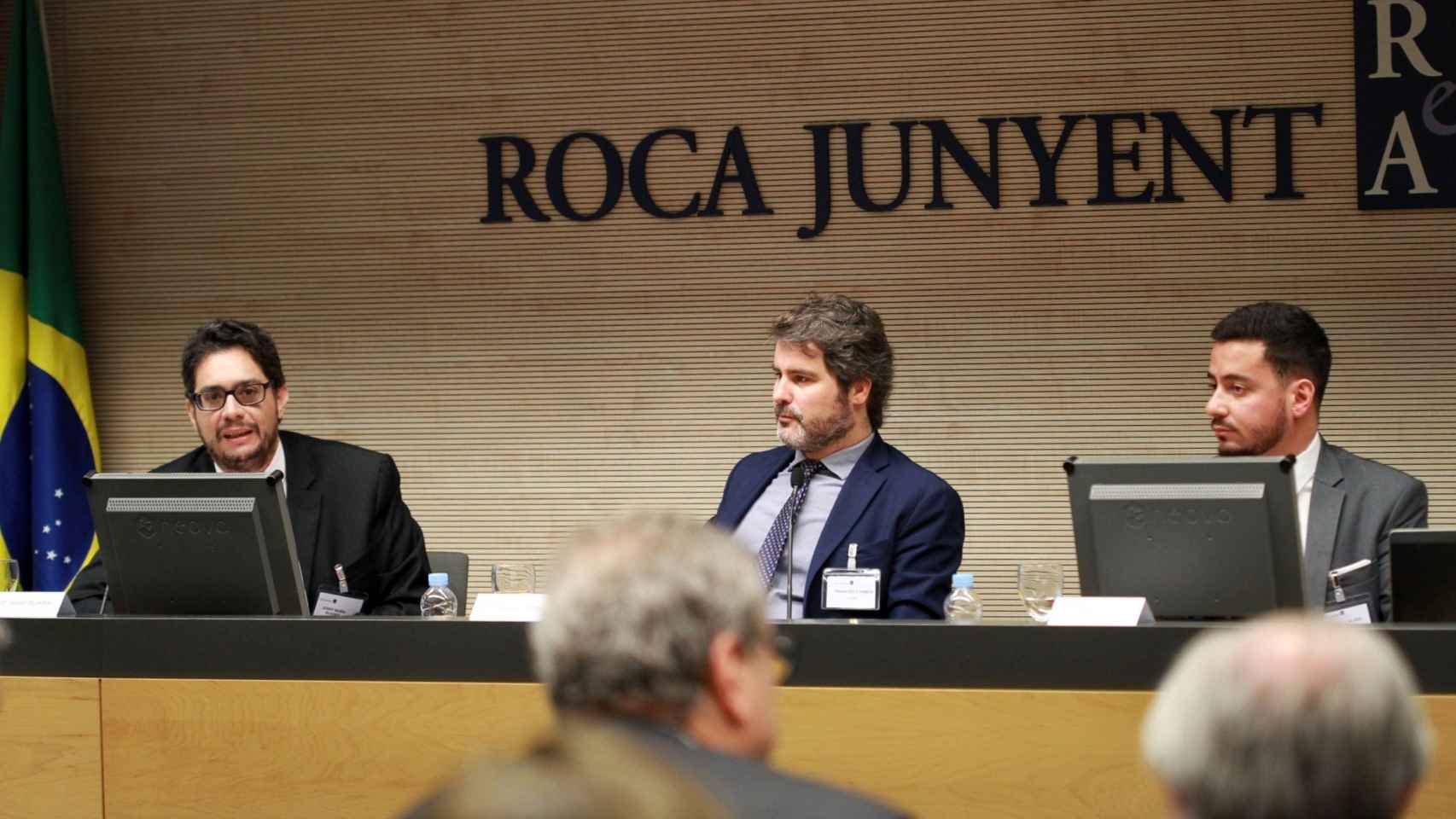 Josep Boades, de Acció; el director ejecutivo de la CCBC, Francisco Arbós y el cónsul adjunto de Brasil, Paulo Alves / H.F.