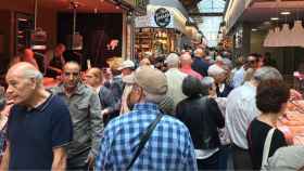 Miles de personas han llenado este miércoles el mercado de Sant Antoni / JORDI SUBIRANA
