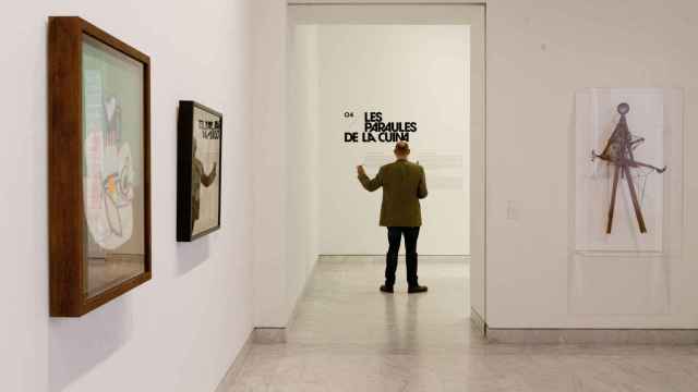 Un visitante en la exposición 'La cocina de Picasso' | EFE