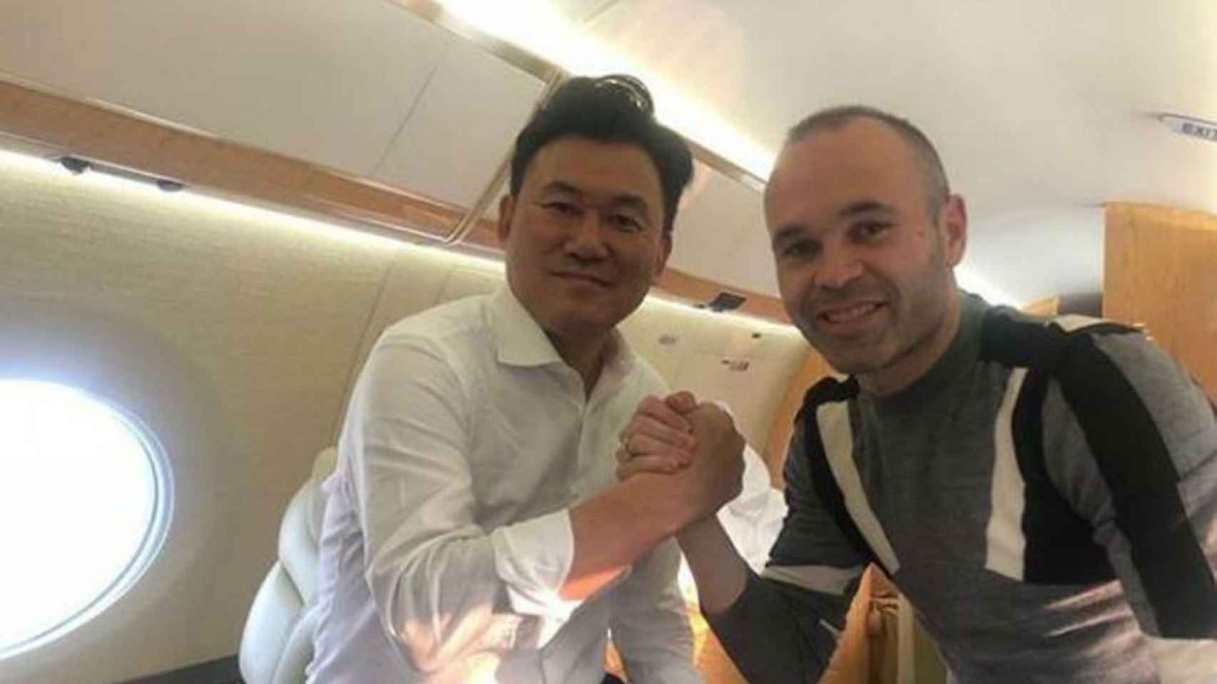 El futbolista sube una foto en las redes sociales con Hiroshi Mikitani volando en un jet privado | INSTAGRAM