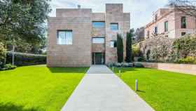Esta es la imagen exterior que ofrece la casa de Pedralbes que está en venta por 10 millones de euros / Living