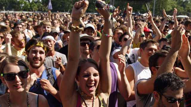 Jóvenes en un festival al aire libre