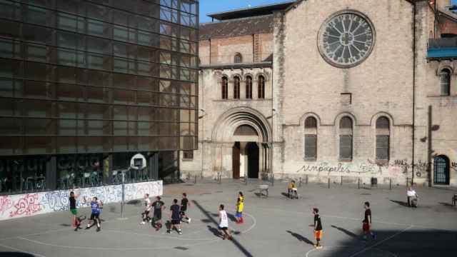 La plaza Terenci Moix se está convirtiendo en un espacio degradado / HUGO FERNÁNDEZ