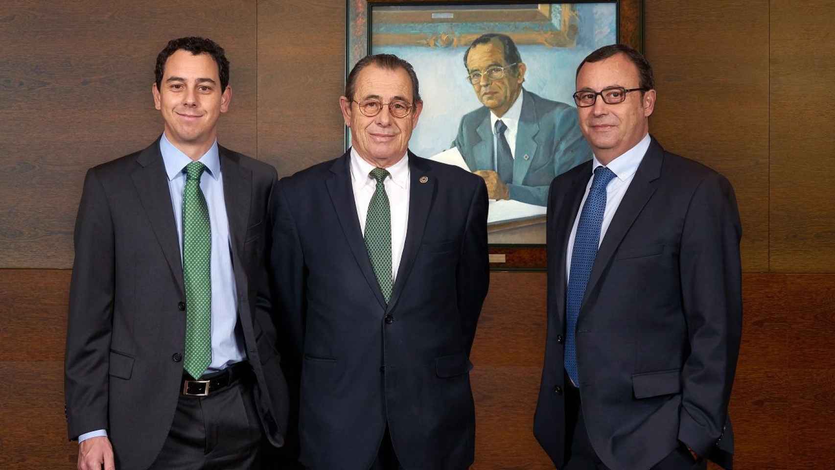 Foto de familia de la saga de los Grífols: Víctor (nieto), Víctor (presidente) y Raimon (hijo) / Grifols.com