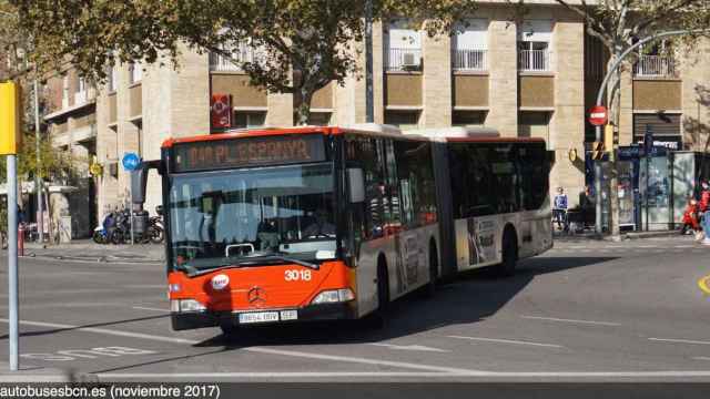 Un autobús doble de la linea D40 como el que intervino en el atropello del anciano este sábado, en la calle Virgen de Montserrat / TMB