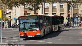 Un autobús doble de la linea D40 como el que intervino en el atropello del anciano este sábado, en la calle Virgen de Montserrat / TMB